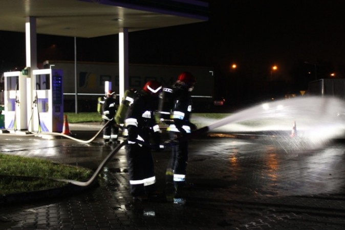 Ćwiczenia na stacji paliw /fot. ŻycieSiedleckie