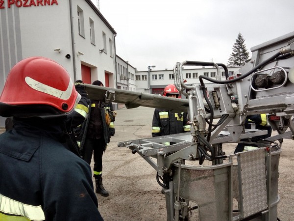 sprawianie noszy na drabinie mechanicznej
