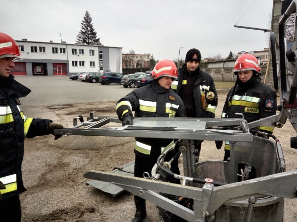 sprawianie noszy na drabinie mechanicznej