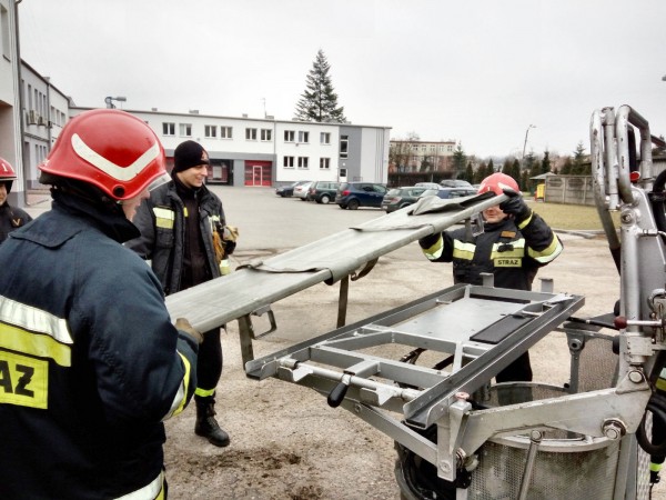 sprawianie noszy na drabinie mechanicznej