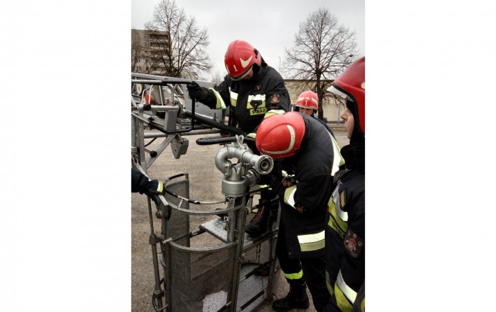 sprawianie działka wodnego na drabinie mechanicznej