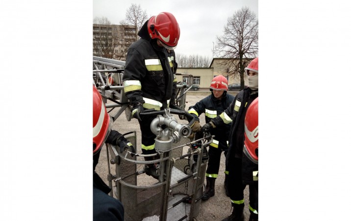 sprawianie działka wodnego na drabinie mechanicznej