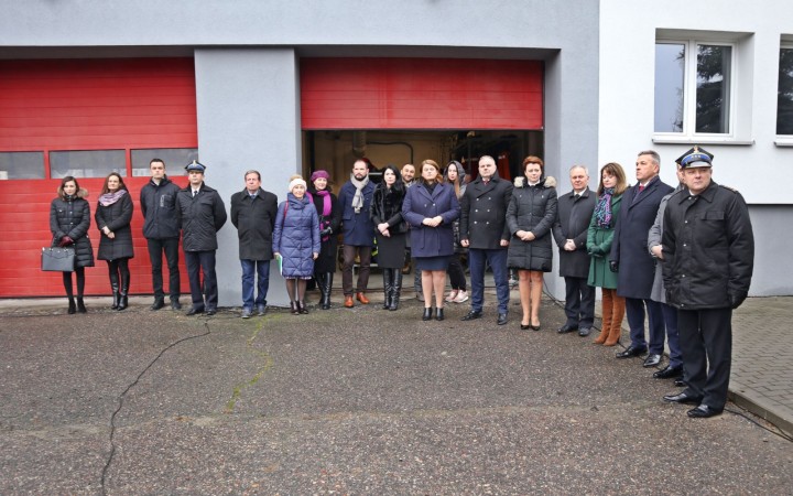 Uroczyste przekazanie samochodów i sprzętu