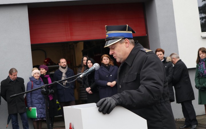 Uroczyste przekazanie samochodów i sprzętu