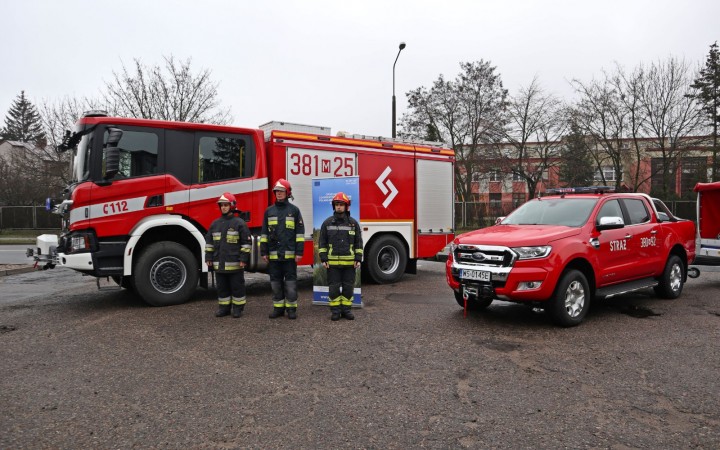 Uroczyste przekazanie samochodów i sprzętu