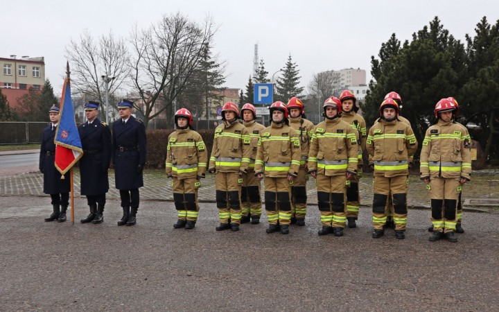 Uroczyste przekazanie samochodów i sprzętu
