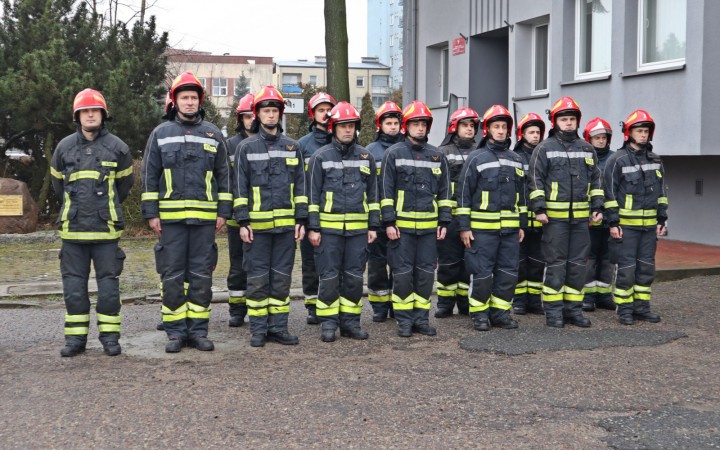 Uroczyste przekazanie samochodów i sprzętu