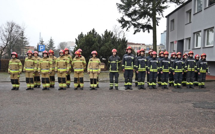 Uroczyste przekazanie samochodów i sprzętu