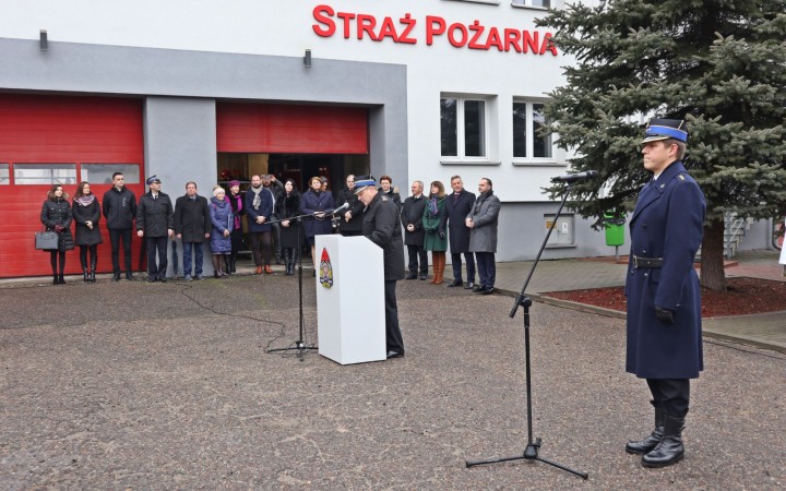 Uroczyste przekazanie samochodów i sprzętu