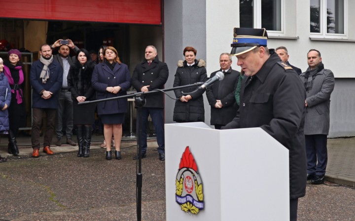 Uroczyste przekazanie samochodów i sprzętu