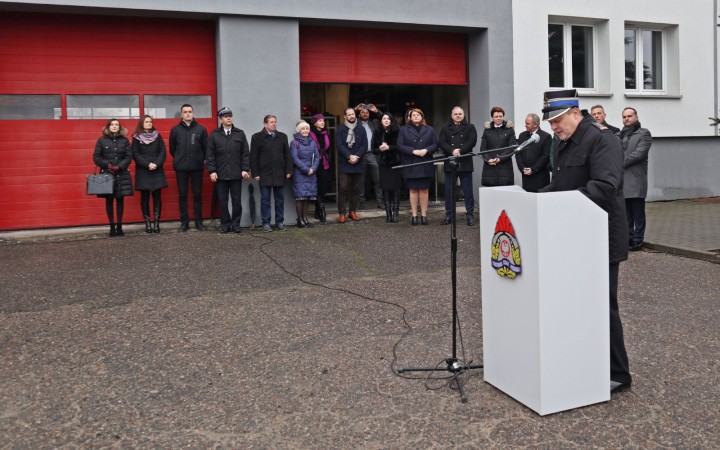 Uroczyste przekazanie samochodów i sprzętu