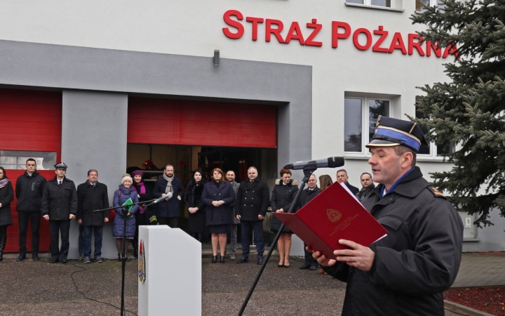 Uroczyste przekazanie samochodów i sprzętu