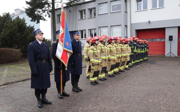 Uroczyste przekazanie samochodów i sprzętu
