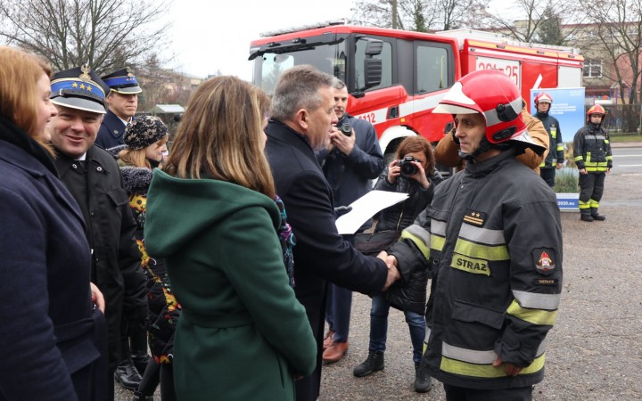 Uroczyste przekazanie samochodów i sprzętu