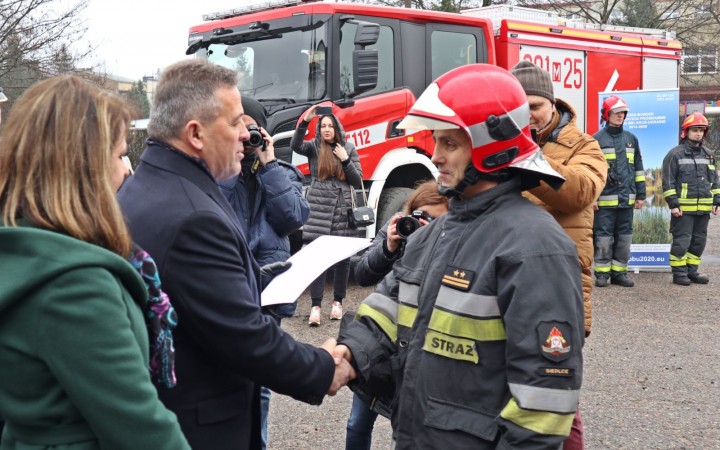 Uroczyste przekazanie samochodów i sprzętu