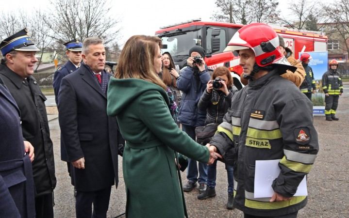 Uroczyste przekazanie samochodów i sprzętu
