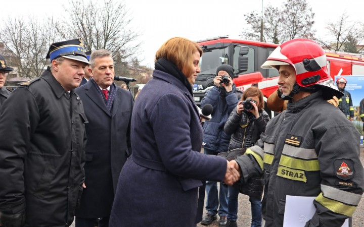 Uroczyste przekazanie samochodów i sprzętu