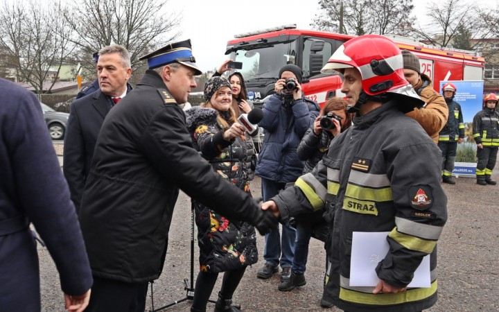 Uroczyste przekazanie samochodów i sprzętu