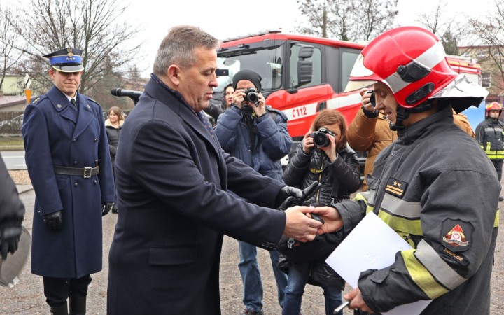 Uroczyste przekazanie samochodów i sprzętu