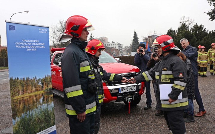 Uroczyste przekazanie samochodów i sprzętu