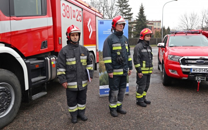 Uroczyste przekazanie samochodów i sprzętu