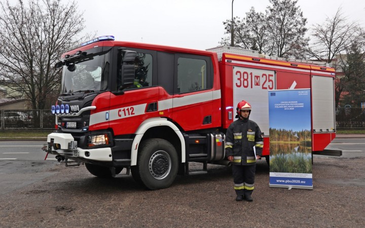 Uroczyste przekazanie samochodów i sprzętu