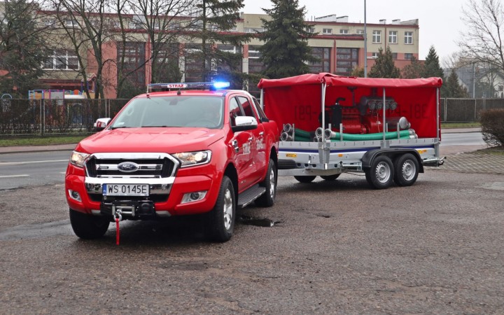 Uroczyste przekazanie samochodów i sprzętu