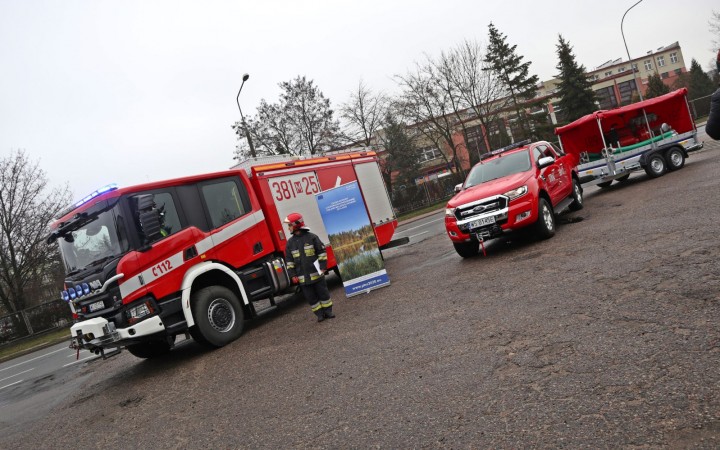 Uroczyste przekazanie samochodów i sprzętu