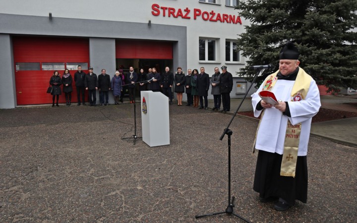 Uroczyste przekazanie samochodów i sprzętu