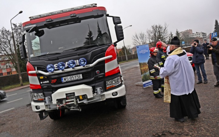 Uroczyste przekazanie samochodów i sprzętu