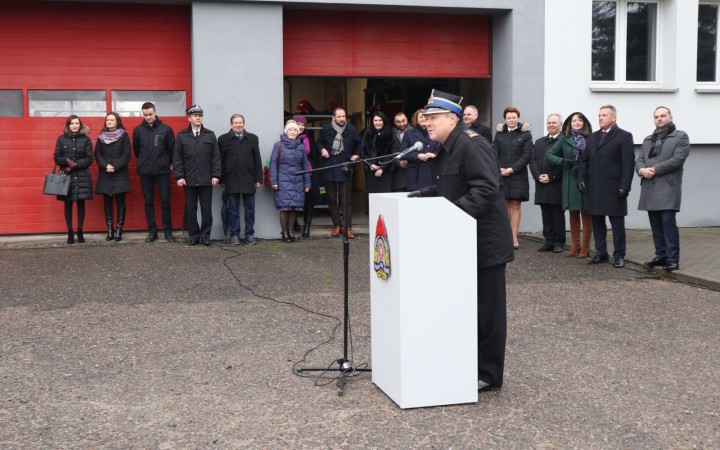 Uroczyste przekazanie samochodów i sprzętu