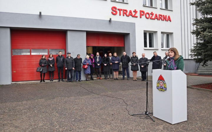 Uroczyste przekazanie samochodów i sprzętu