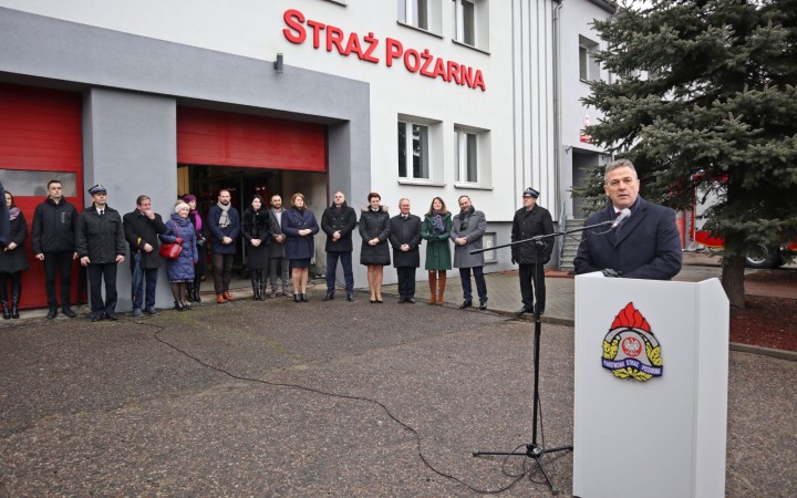 Uroczyste przekazanie samochodów i sprzętu