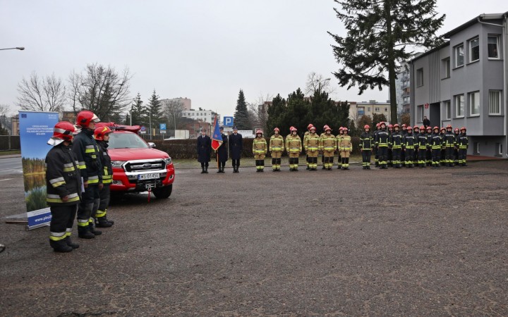 Uroczyste przekazanie samochodów i sprzętu