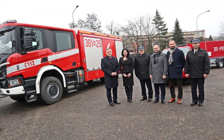 Uroczyste przekazanie samochodów i sprzętu