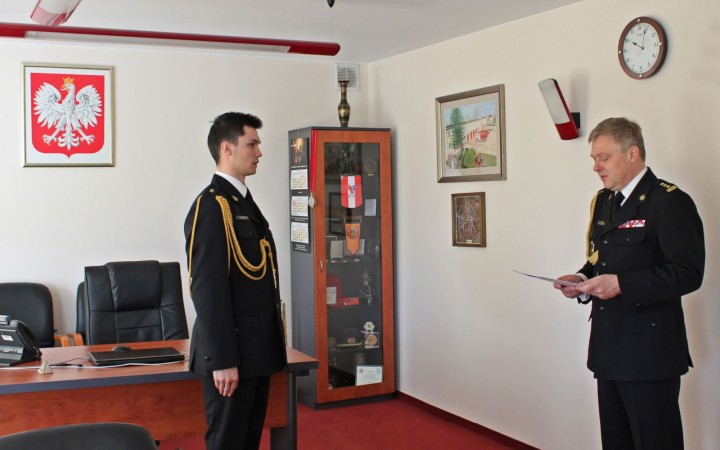 Wręczenie aktu nadania pierwszego stopnia oficerskiego